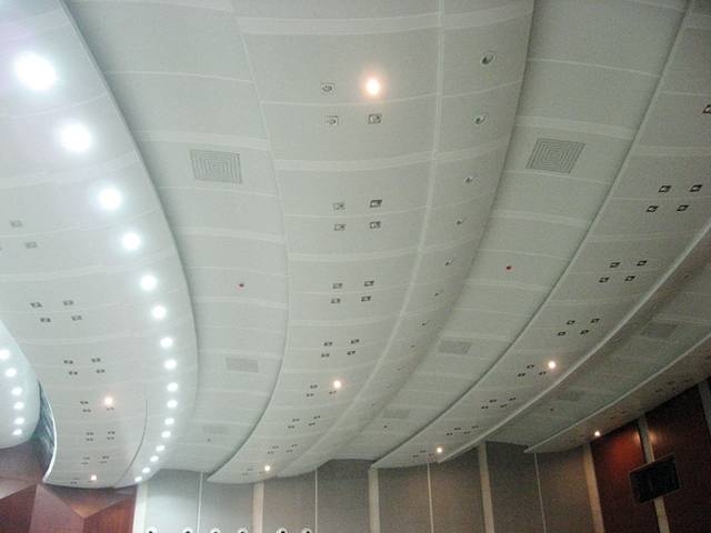 为什么会议中心，戏剧院电影院吊顶都喜欢用穿孔铝板？
