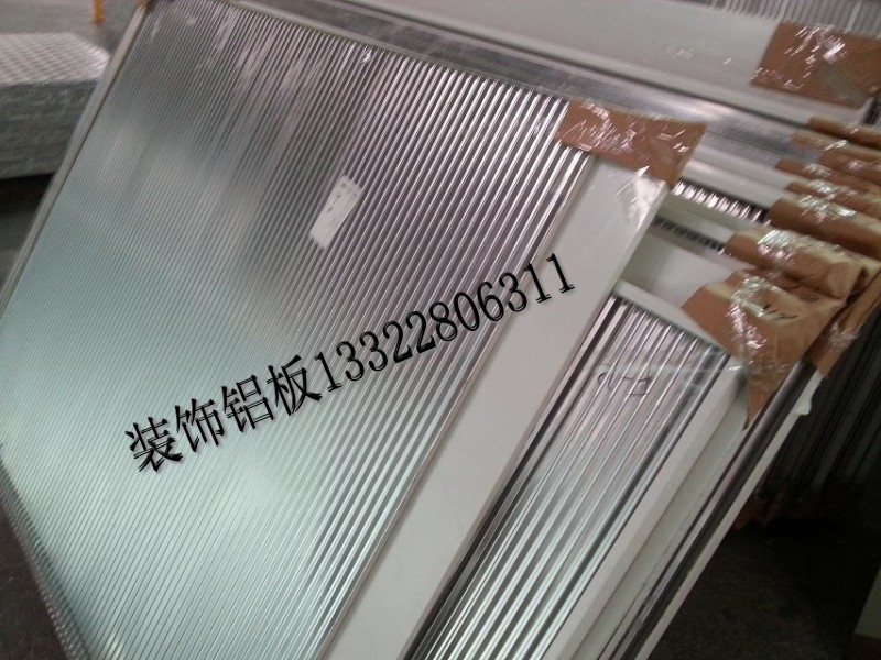 瓦楞板优点瓦楞复合铝板重量轻,其每平方的重量4,3kg仅相当于铝单板的50%。