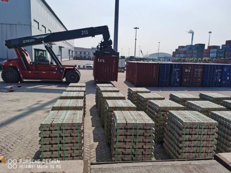 秦皇岛莱港水泥制品有限公司连锁块发货中，到码头卸货中