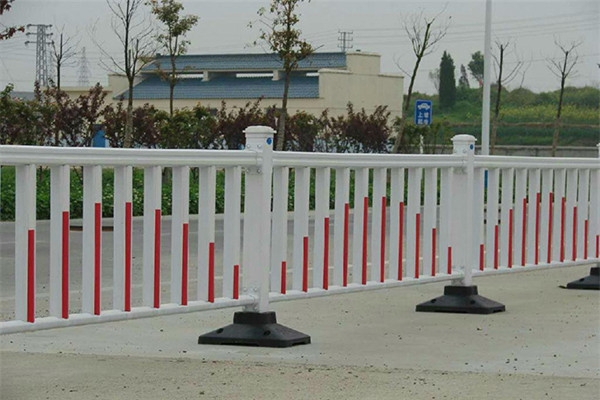市政护栏的安装可以起到很好的阻隔和维护作用