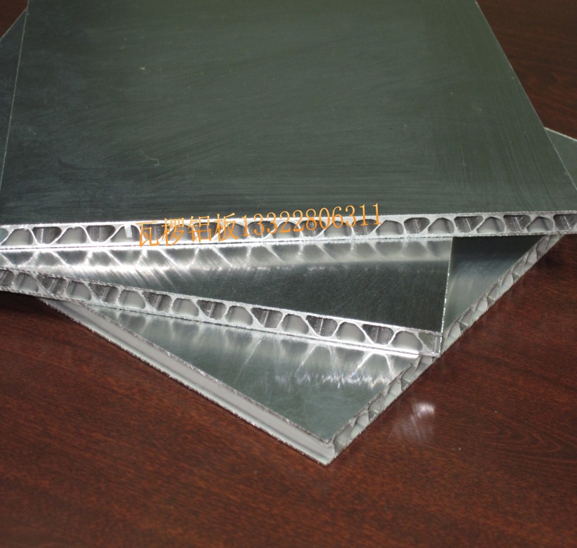 铝蜂窝板是一种复合蜂窝结构，墙挂板理想复合材料