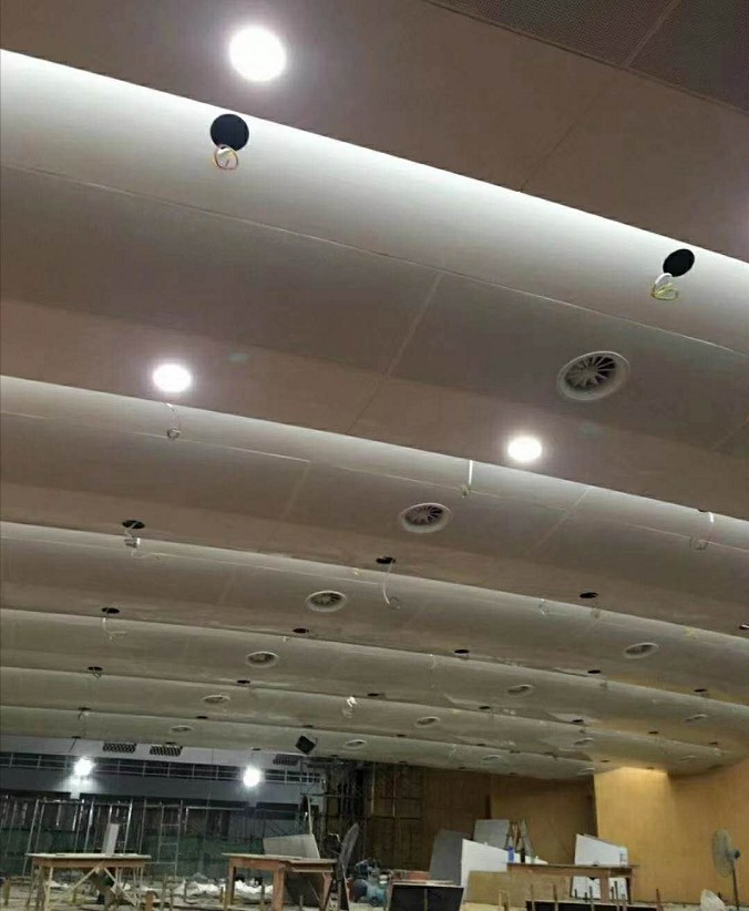 会议大厅设计风格独特的双曲吊顶吸声铝板造型铝板优雅美观