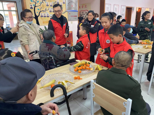 养正教育智慧学苑的小朋友们小年来养老院